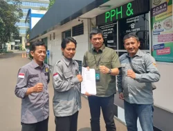 Pagar Digembok Pendemo, Kejagung Ambil Alih Kasus Korupsi Izin Tambang di Lahat?