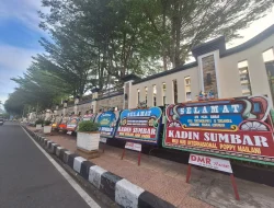 Penangkapan Pembunuh Nia Kurnia Sari Dibanjiri Dukungan Masyarakat, Puluhan Karangan Bunga Hiasi Mako Polda Sumbar.