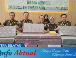 Kejati Sumsel Pamer Uang Sitaan Dugaan Korupsi LRT Puluhan Miliar