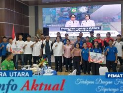 Ketua KONI Pematangsiantar Rio Sihaan Bersama  Walikota Wesly Silalahi Memberikan Penghargaan Kepada  Atlet Mendulang Prestasi  PON XXI Aceh-Sumut