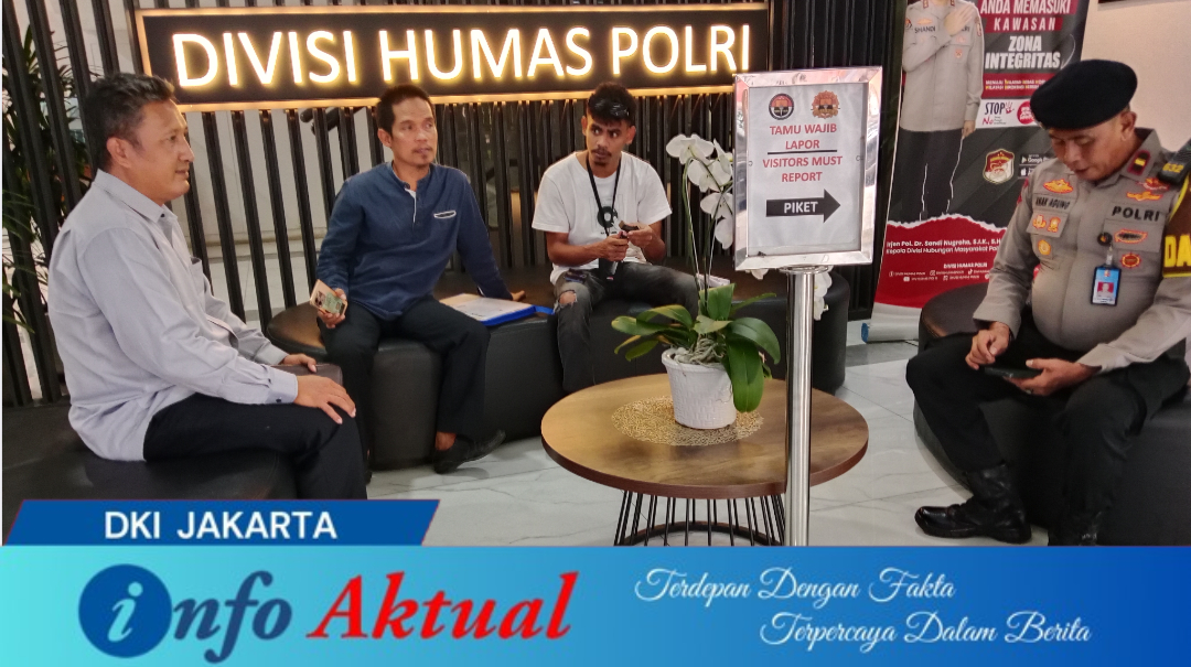 Foto: Perwakilan massa aksi di ruang tunggu Humas Mabes Polri menjelang audiensi.