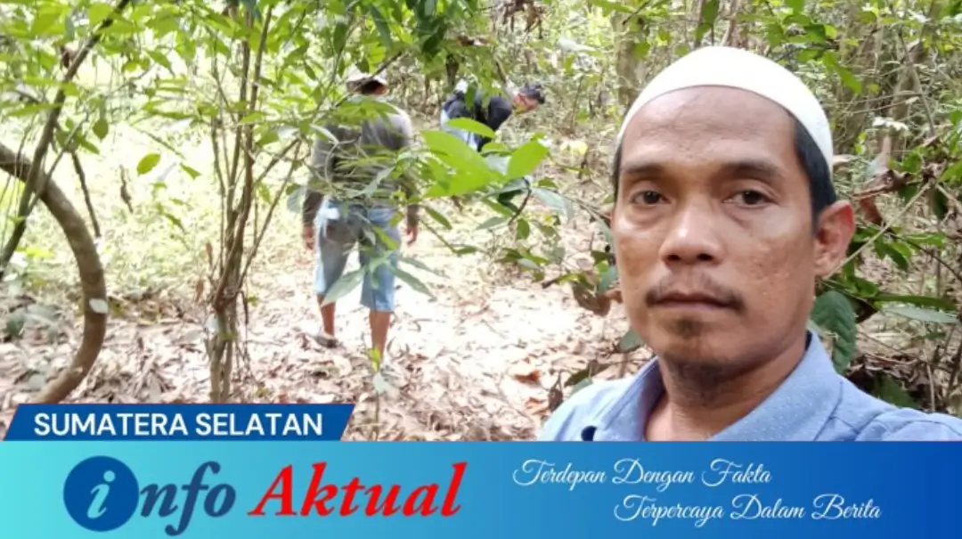 Dodo Arman melakukan penelusuran lapangan di lahan yang diduga tercemar limbah tambang PT BBA.