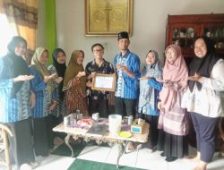 Hj. Ayucik Zakaria Terima Penghargaan dari SD Muhammadiyah Lahat atas Kepedulian pada Pendidikan
