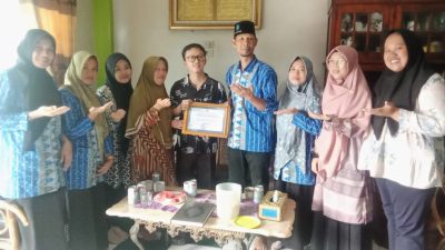 Hj. Ayucik Zakaria Terima Penghargaan dari SD Muhammadiyah Lahat atas Kepedulian pada Pendidikan