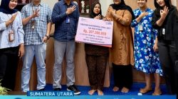 BRI Kanca Perdagangan Serahkan Klaim Asuransi Davestera Kepada Ahli Waris