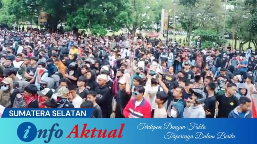 Unjuk rasa di DPRD OKU ricuh
