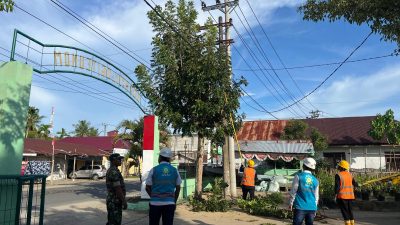 Terbit Terang Teunom: PLN & TNI Pangkas Pohon Pengganggu.