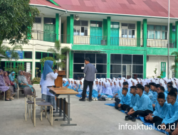 Dr Erdanela Setiawati. MM, FISPH, FISCM Dosen Fakultas Kedokteran Baiturrahmah Sosialisasikan Kan Bahaya Narkotika di MAN 1 Padang