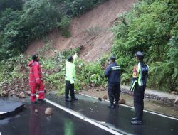 Polres Pasaman Barat Tanggap Darurat Bencana Longsor, Amankan Jalan Putus di Rimbo Kejahatan