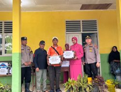 Polsek Ranah Batahan Salurkan Bantuan di Posko Pengungsian Korban Banjir di Nagari Batahan Pasaman Barat
