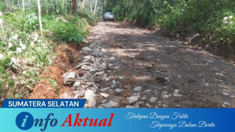 Jalan Desa Gunung Meraksa - OKU (Foto: Edwin Hariansyah - Rakyat Berita)