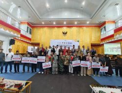 Menko PMK Serahkan Bantuan Stimulan Perbaikan Rumah Rusak, 52 Unit di Pasbar Terima Bantuan
