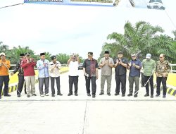 Didampingi Bupati dan Wabup Pasbar, Gubernur Mahyeldi Resmikan Jembatan Provinsi di Ruas Bunga Tanjung–Teluk Tapang