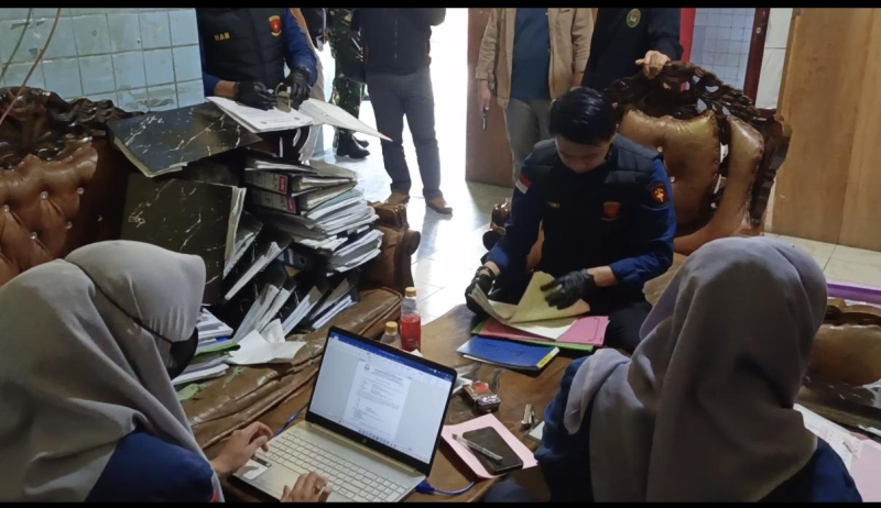 Kejari Sungai Penuh saat menggeledah kantor Damkar