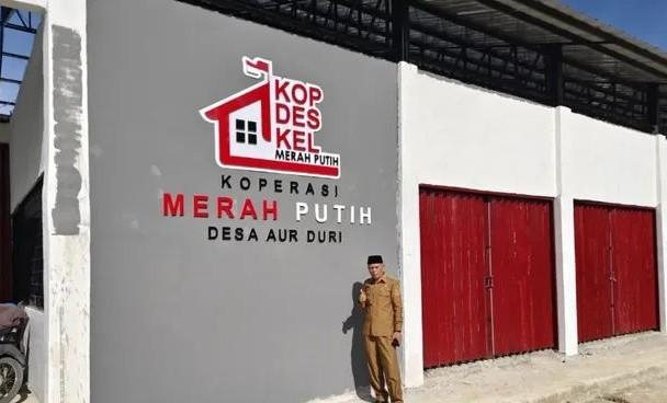 Wakil Wali Kota Azhar Hamzah meninjau langsung pembangunan gudang/gerai Koperasi Merah Putih (KMP) Kota Sungai Penuh.