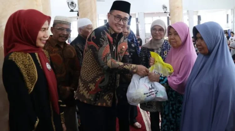 Wako Sungai Penuh saat menyerahkan bantuan (Foto Humas)