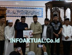 Safari Ramadhan Perdana, Wako Alfin Salurkan CSR Rp.10 Juta untuk Masjid Baiturrahman