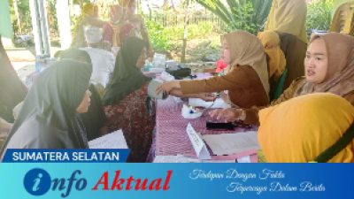 Tenaga Kesehatan (Nakes) UPTD Puskesmas Sumber Mulya saat melakukan pemeriksaan kesehatan di acara peringatan hari TB sedunia.