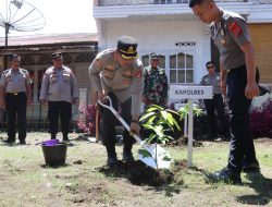 Peringati Hardiknas 2026, Kapolres Pasaman Barat Tanam Pohon di SD Negeri 16 Pasaman