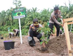 Gerakan Penghijauan Sejuk Asri, Polres Pasaman Barat Tanam Pohon di Aliran Sungai Batang Toman