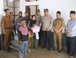 Polres Pasaman Barat Serahkan Kunci Rumah Bedah Rumah kepada Nenek Kartini, Wujud Nyata Polri untuk Masyarakat