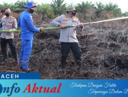 Tangani Karhutla, Kapolres Aceh Barat Turun Langsung Padamkan Lahan