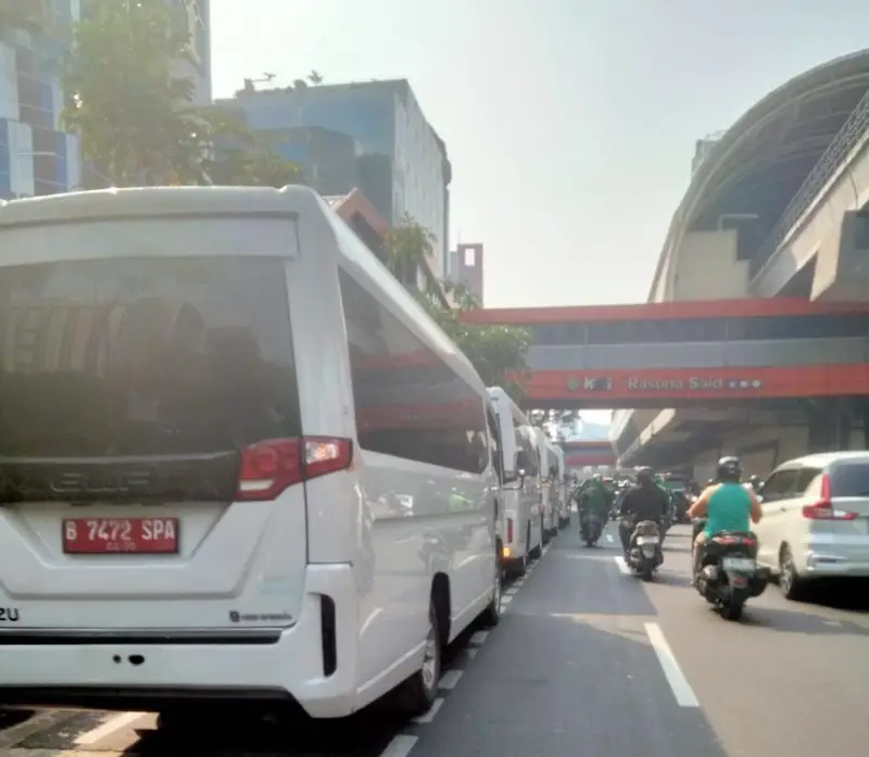 diduga kendaraan dinas plat merah p62