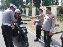 Semarak HUT RI ke-81, Polres Pasbar Bagikan Ribuan Bendera Merah Putih, Kapolres: Kobarkan Nasionalisme!