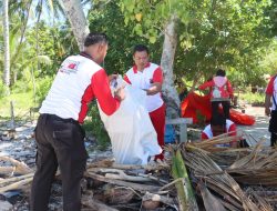 Polres Pasaman Barat Bersihkan Pantai Pulau Pigago, Sambut HUT RI ke-81 dengan Semangat Gotong Royong