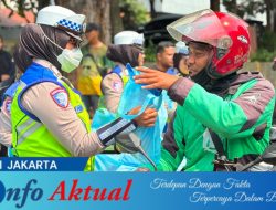 Jumat Peduli, Polda Metro Jaya Bagikan 250 Paket Sembako kepada Pengemudi Ojol