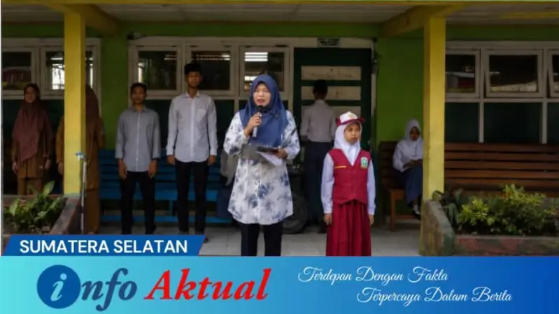 Ketua RT 06 Kelurahan Pasar Bawah, Ibu Desnita, bertindak sebagai pembina upacara di hadapan siswa-siswi SD Muhammadiyah Lahat.