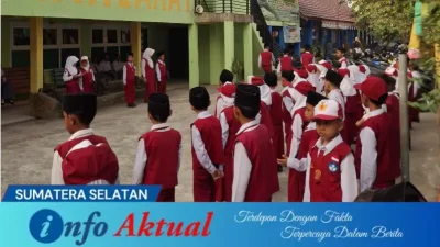 Suasana upacara bendera di SD Muhammadiyah Lahat